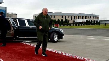 Весь Лукашенко в одном визите: самоуверенное бахвальство и физически сдающий старик