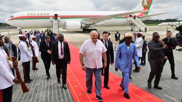 Почему Лукашенко таскает за собой сыновей и плюет на дипломатический протокол