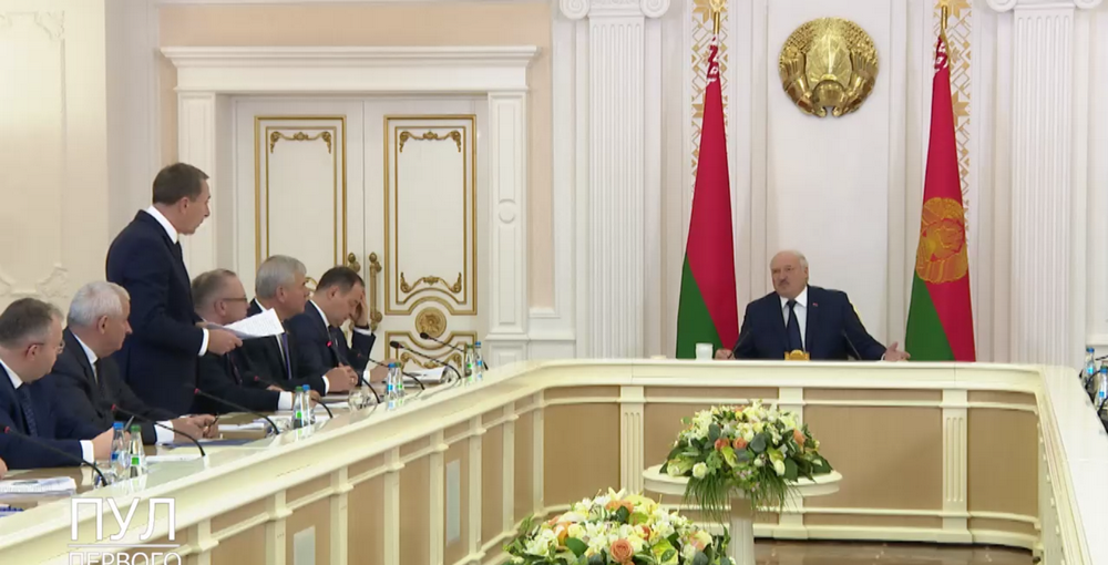 Лукашенко проводит совещание