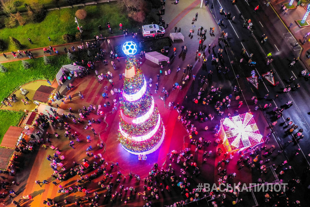 Открытие новогодней елки в Бресте на площади Ленина. Декабрь 2019 года. Фото: #ВаськаПилот.