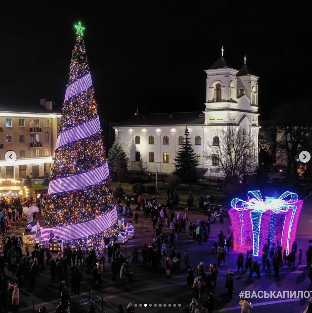 Открытие новогодней елки в Бресте на площади Ленина. Декабрь 2021 года. Фото: Instagram #ВаськаПилот.