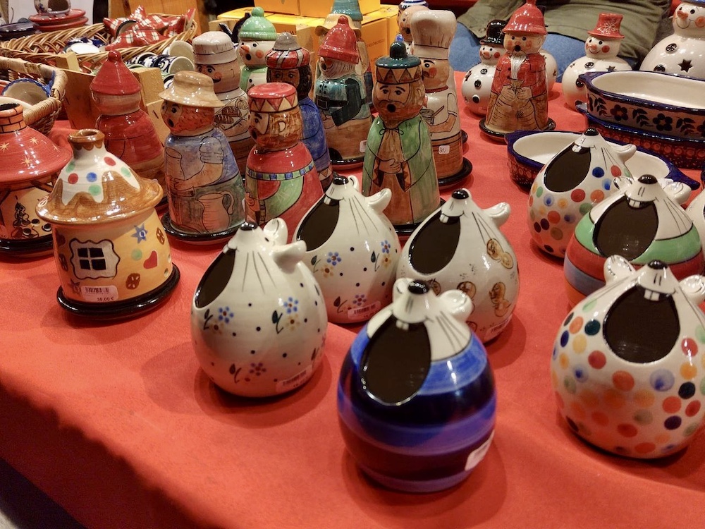 Изделия из керамики на рождественской ярмарке в Лейпциге. Фото: BGmedia.