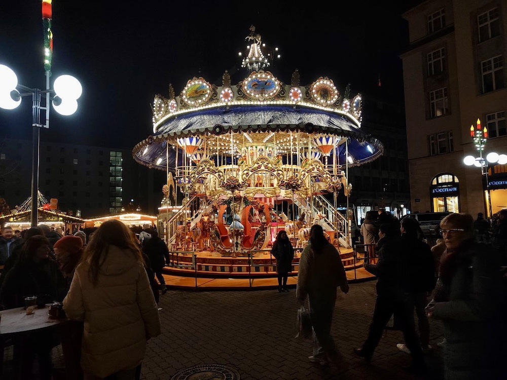 Карусель на рождественской ярмарке в Лейпциге. Фото: BGmedia.