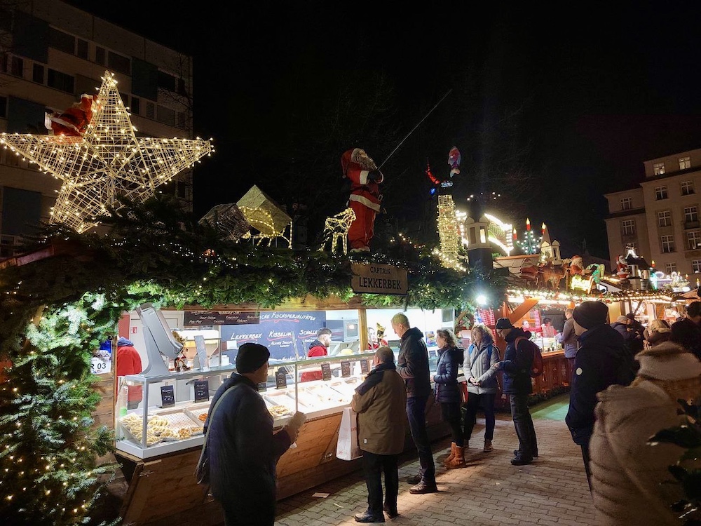 Лавки со сладостями и другой едой на рождественской ярмарке в Лейпциге. Фото: BGmedia.