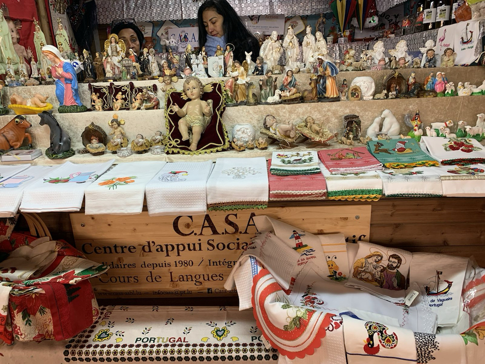 Шале с португальскими товарами на рождественской ярмарке в Люксембурге. Фото: BGmedia.