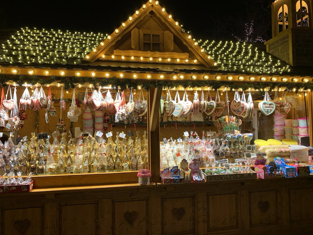 Шале со сладостями на рождественской ярмарки в Люксембурге. Фото: BGmedia.