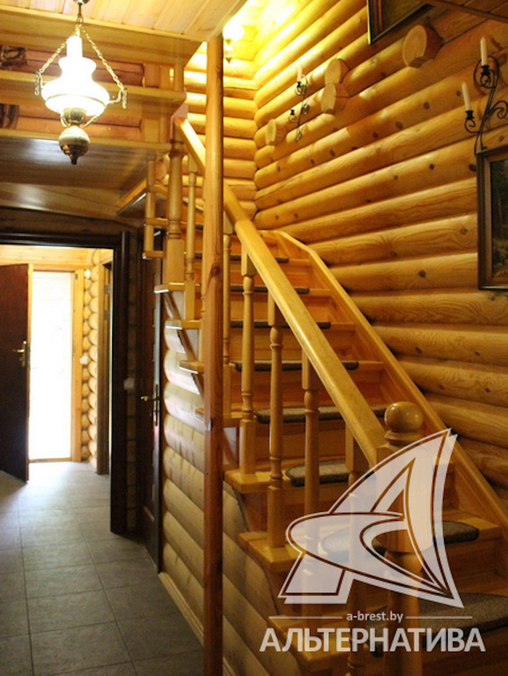 Деревянная лестница, ведущая на мансардный этаж.