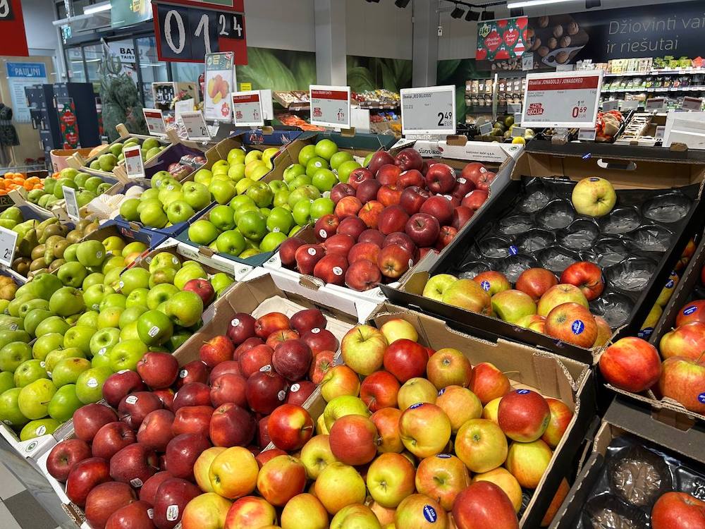 Цена на яблоки в одном из вильнюсских магазинов. Литва. Фото: BGmedia.
