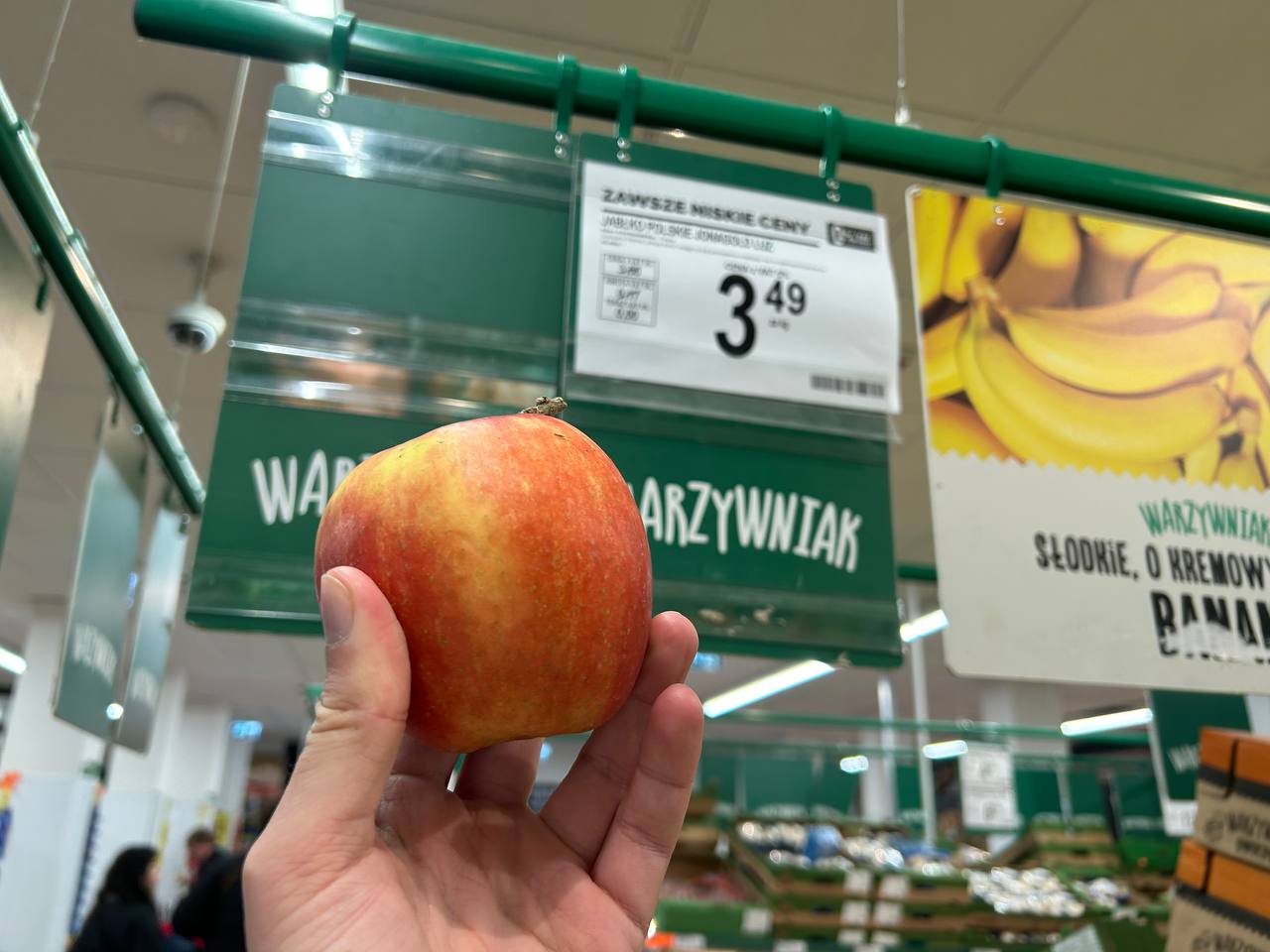 Цена на яблоки в одном из варшавских магазинов. Польша. Фото: BGmedia.