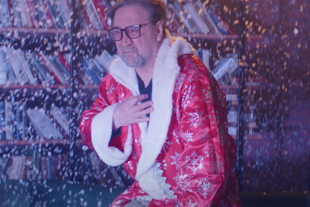 Лидер группы ДДТ в роли уставшего Деда Мороза в клипе Новости. Скриншот из Youtube.