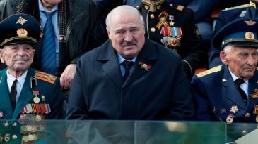 Лукашенко уже старик. Как беларусам собираются продавать 70-летнего хоккеиста дальше?