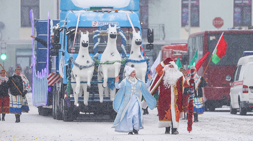 Парад стилизованных пратформ предприятий на фестивале «Берестейские сани». 20 января 2024 года