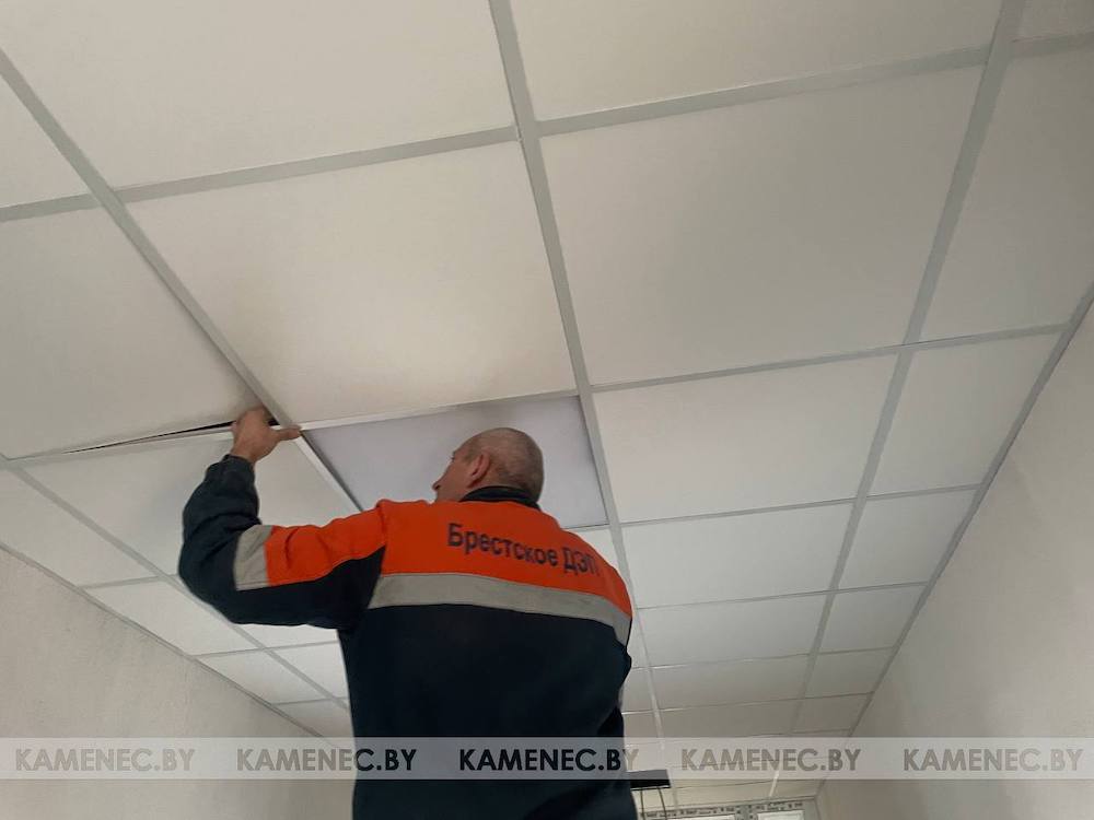 Работник Брестского ДЭП проводит ремонт в высоковской поликлинике. Фото: kamenec.by.