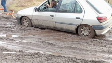 «Лечебная грязь»: так называют свою дорогу жители деревни Кобринского района. Местная власть отчиталась о проблеме