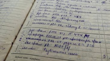 Двоечник Миша и хорошистка Лариса. В Барановичах нашли настоящий клад — школьный дневник и тетради из СССР