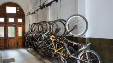 «‎Это разве нормально?»: в сети бурно обсуждают велосипеды, стоящие на площадке многоэтажки в Бресте. А как по закону?