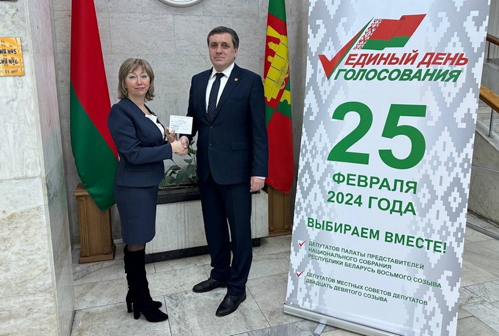 Кандидаты в депутаты в Барановичском регионе получают удостоверения. 1 февраля 2024 года. Фото: nashkraj.by.