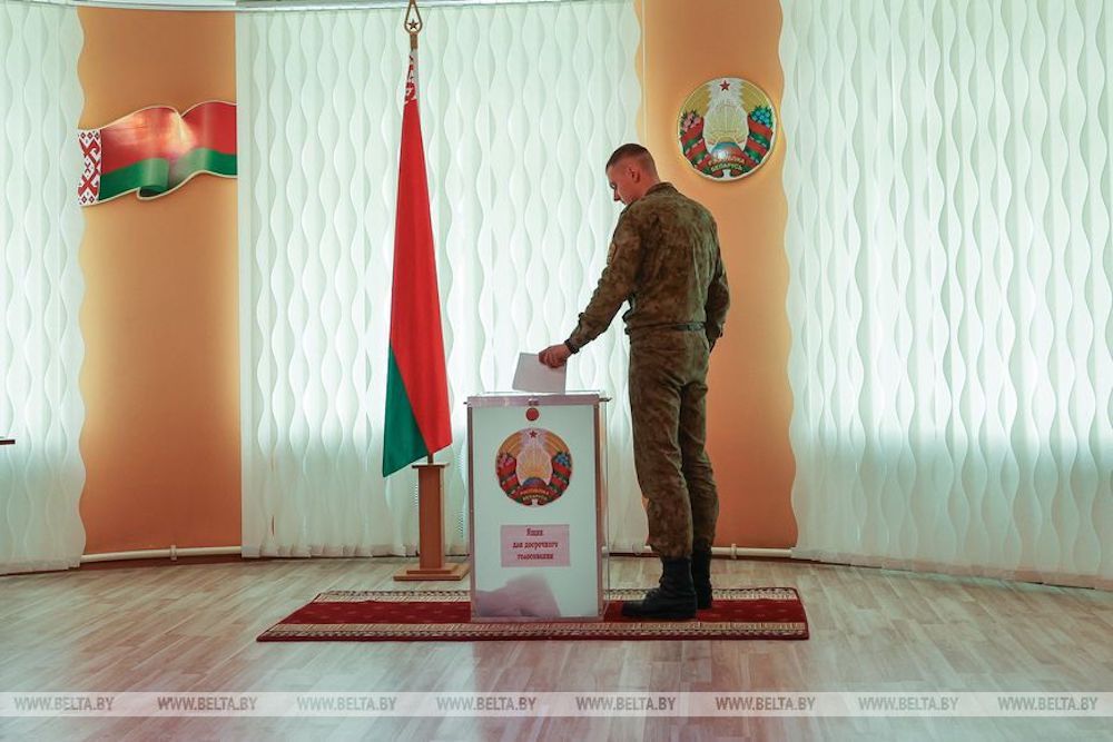 Досрочное голосование пограничника заставы в Беловежской пуще. Фото: БЕЛТА.