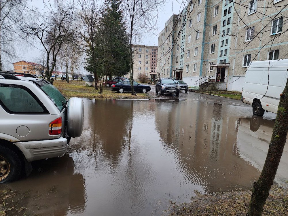 Затопленная парковка около дома № 12 по улице Карла Маркса в Дрогичине. Фото: drogichin.by.