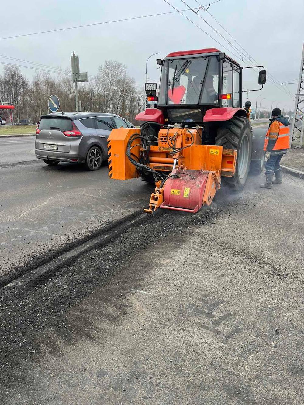 Сотрудники Брестского ДЭП делают ремонт дороги. Фото: телеграм-канал «Любимый Брест».