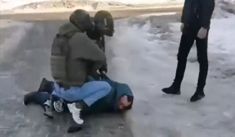 Задержание жителя Барановичей в феврале 2024 года. Скриншот видео