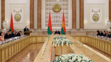 Валерий Карбалевич: Лукашенко уже подводит итоги своего правления в духе съездов КПСС