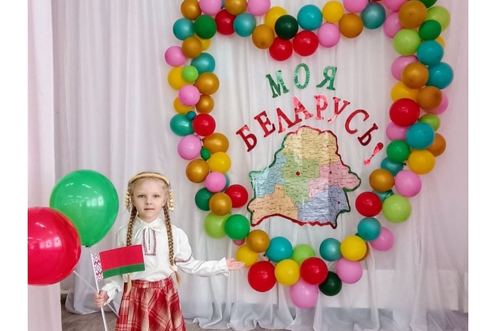 Воспитанница детского сада №5 в Иваново на Дне Конституции. 15 марта 2024 года. Фото: janow.by.