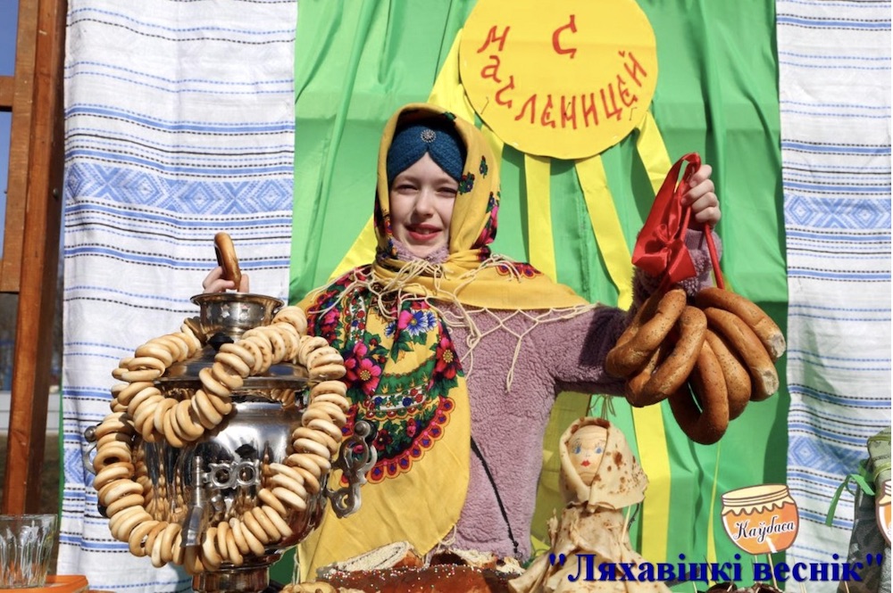 Девушка на праздновании Масленицы в Ляховичах предлагает угощение в виде баранок. Фото:ives.by.