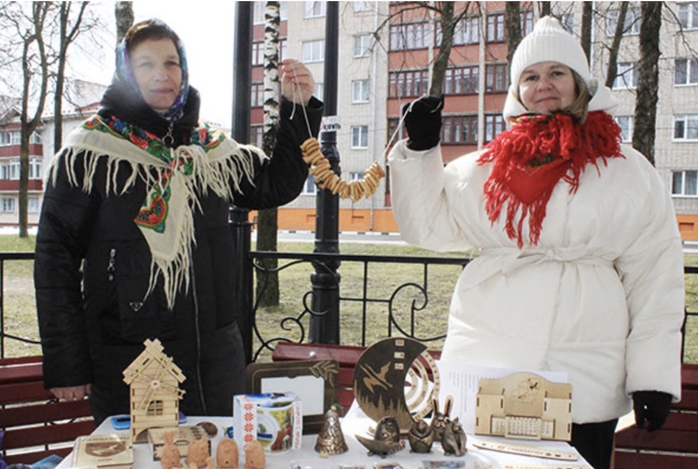 Участницы праздника с предметами ручной работы на праздновании Масленицы в Ганцевичах. Фото:gants.by.