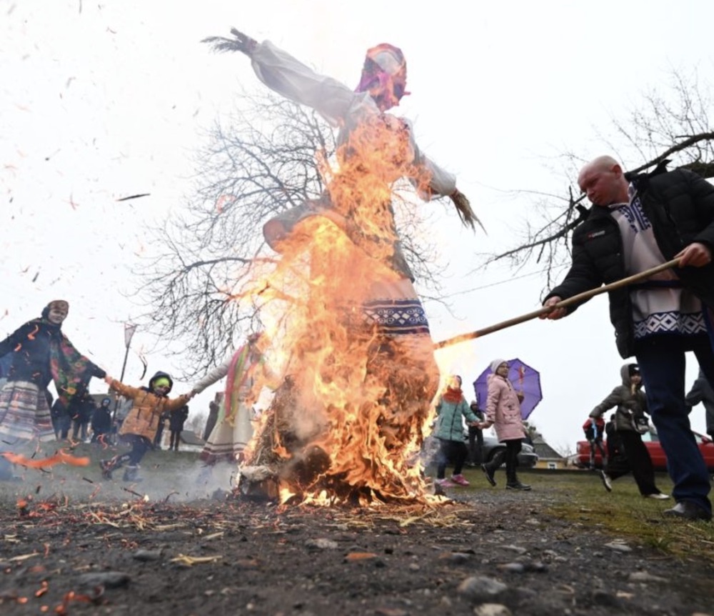 Сожжение чучела на празднике Масленицы в Cтолинском районе. Фото: polese.by.