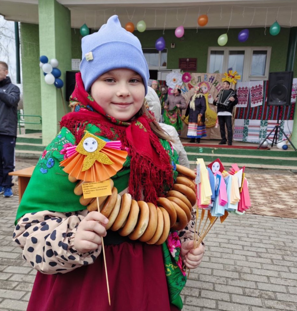 Юная участница на празднике Масленицы в Пинском районе. Фото: p-v.by.