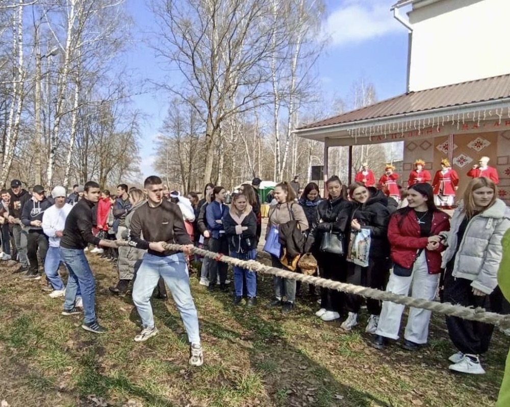 Перетягивание каната на празднике Масленицы в Пинском районе. Фото: p-v.by.