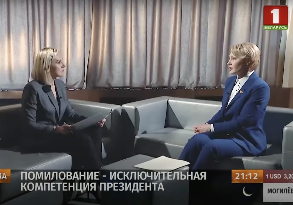 Ольга Чуприс дает интервью на тему помилования телеканалу АТН. Скринот с видео АТН.