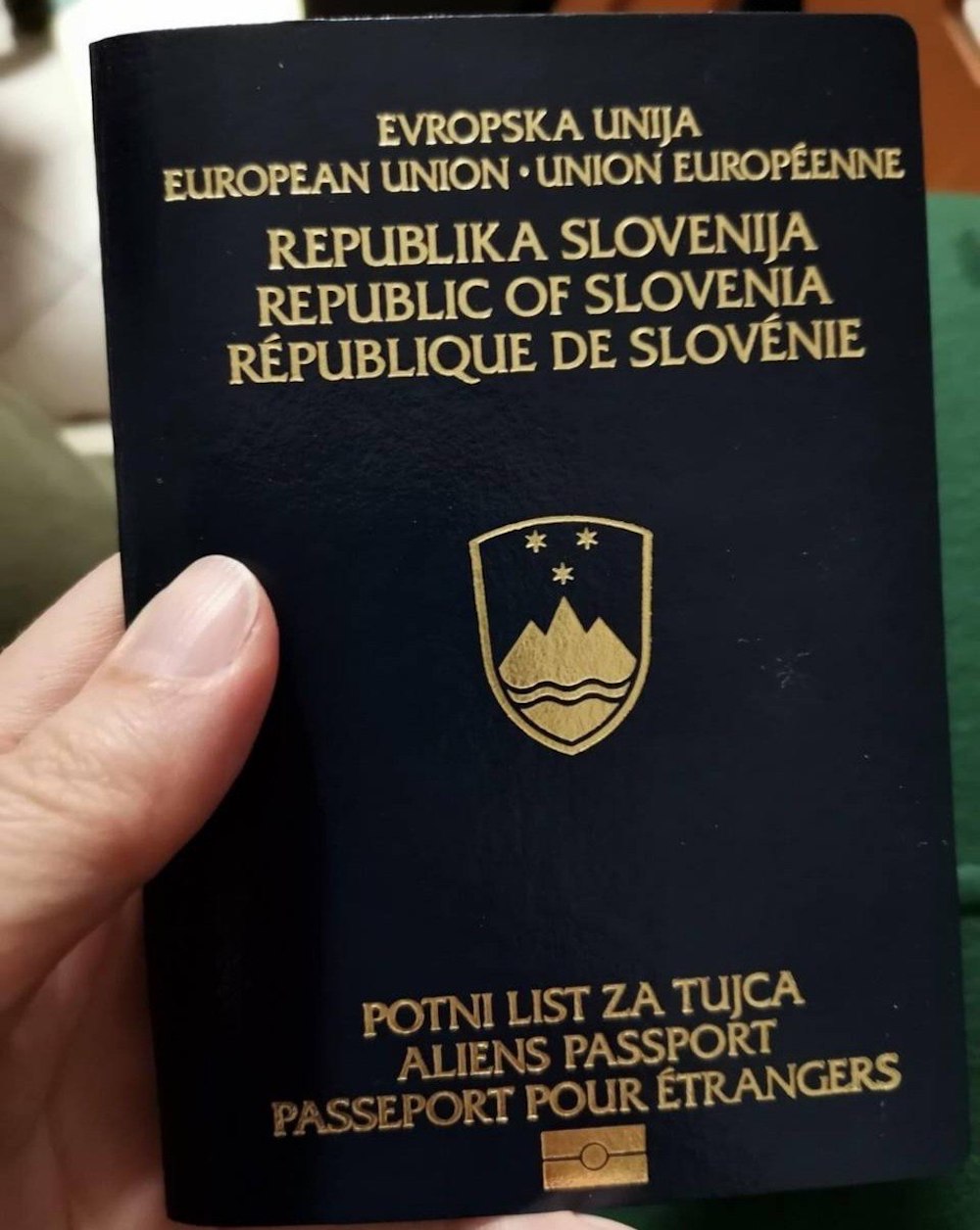 Паспорт иностранца в Словении. Фото: Telegram / PEofBelarus