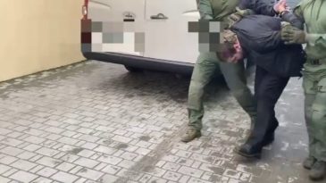 В Барановичах двоих мужчин суммарно арестовали на 25 суток. Один из них не «подчинился» ГУБОПиК в 8 утра в квартире