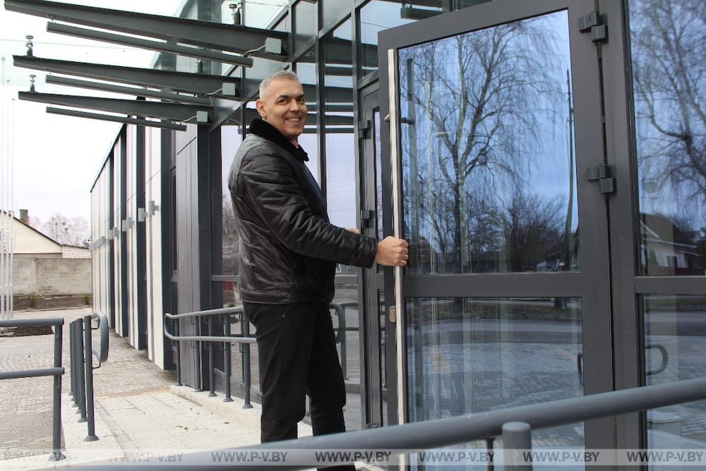 Директор ДЮСШ № 2 Виктор Мозоль  открывает дверь административно-бытового комплекса при теннисном крытом манеже. Фото:p-v.by.
