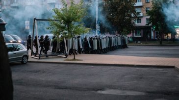 Брестчан продолжают задерживать за протесты, а шестерых уже начали судить. Владимир Величкин объяснил, что это значит