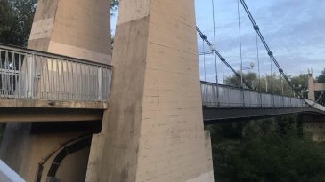 «Нечего с колясками лазить по мостам»: в сети бурно обсуждают подвесной мост около Брестской крепости