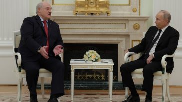 Зачем Лукашенко агитирует за мир, хотя сам разжигал войну? Версия Латушко