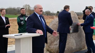 Павел Латушко: Лукашенко фактически депортирует беларусов из страны, а затем сортирует их по месту жительства