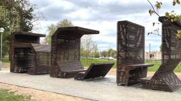 «Странные какие-то»: в сети обсуждают новые скамейки на брестской Дубровке. У них очень непривычная форма