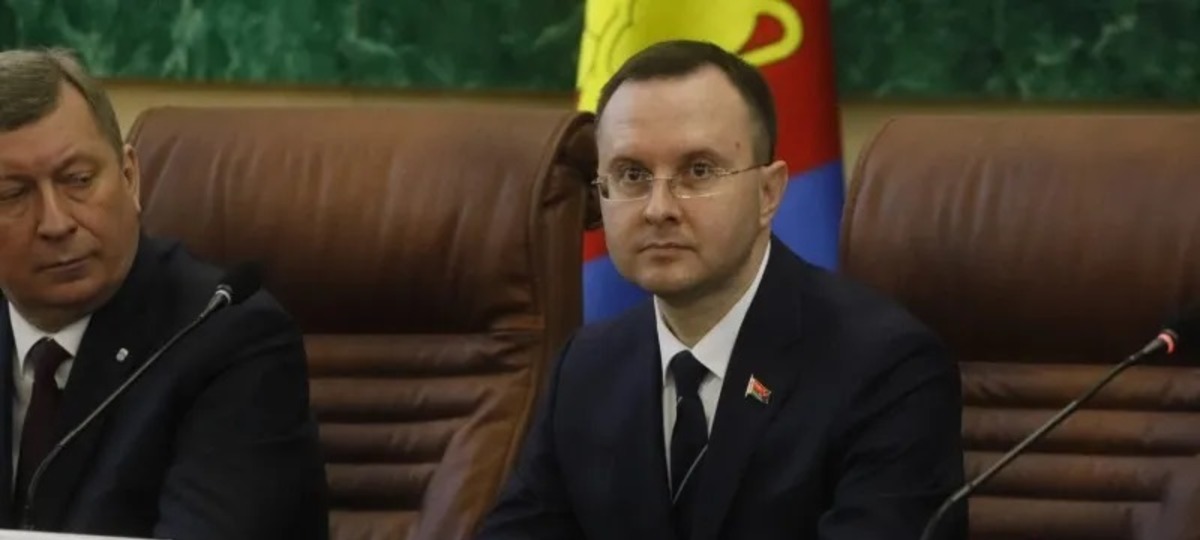 Бывший председатель Брестского горисполкома Александр Рогачук смотрит на нынешнего председателя Сергея Лободинского. Оба сидят в креслах