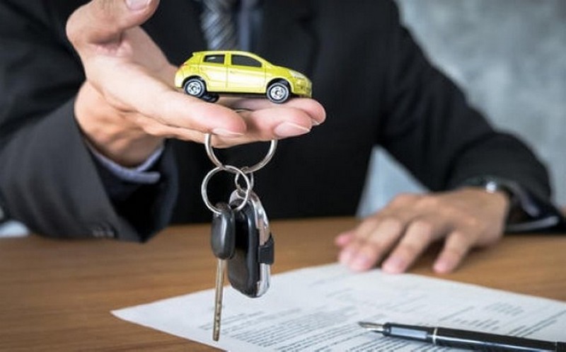 Ключи от автомобиля и игрушечный автомобиль, сделка о продаже автомобиля