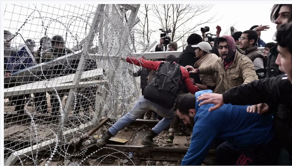 Более тысячи мигрантов штурмуют и атакуют польско-беларускую границу в районе Кузницы Белостоцкой. Фото: wirtualnesuwalki.pl.