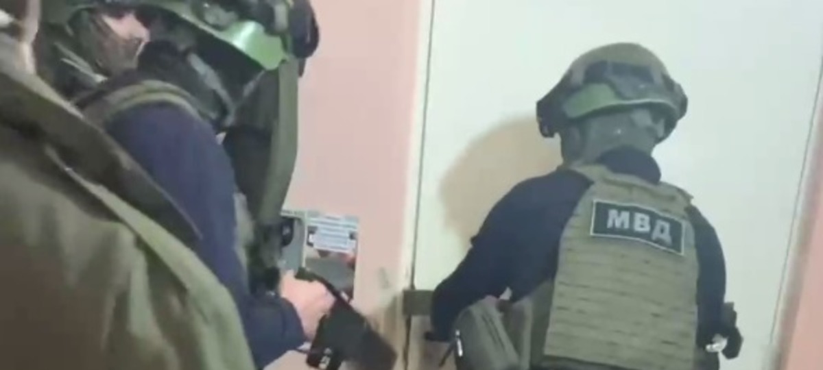 Силовики выламывают дверь квартиры в Барановичах. Скриншот видео