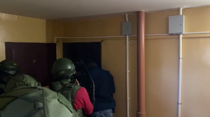 Спецназовцы вламываются в квартиру Дмитрия Лысюка. Скриншот видео