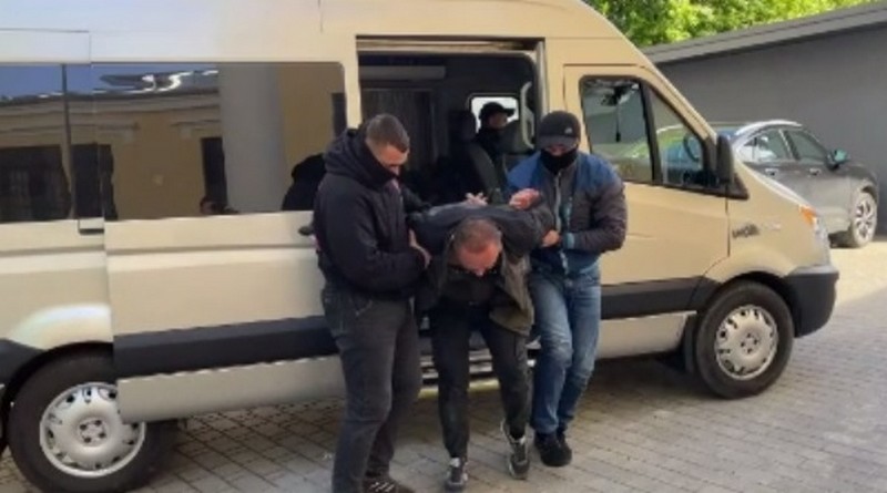 Силовики ведут задержанного предпринимателя из Жабинковского района. Скриншот видео