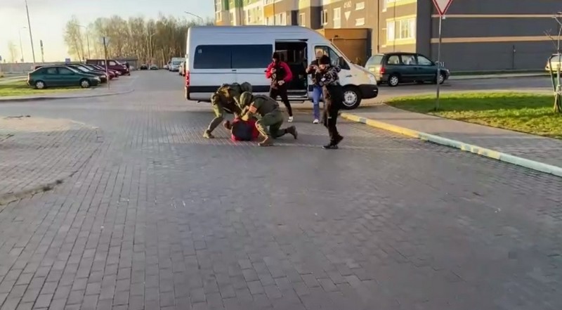 Задержание брестчанина на улице Грюнвальдской. Скриншот видео