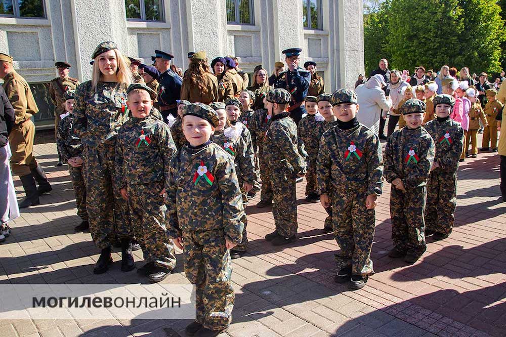 Парад детсадовцев в военной форме в Могилеве. 9 мая 2024 года. Фото: могилевонлайн.