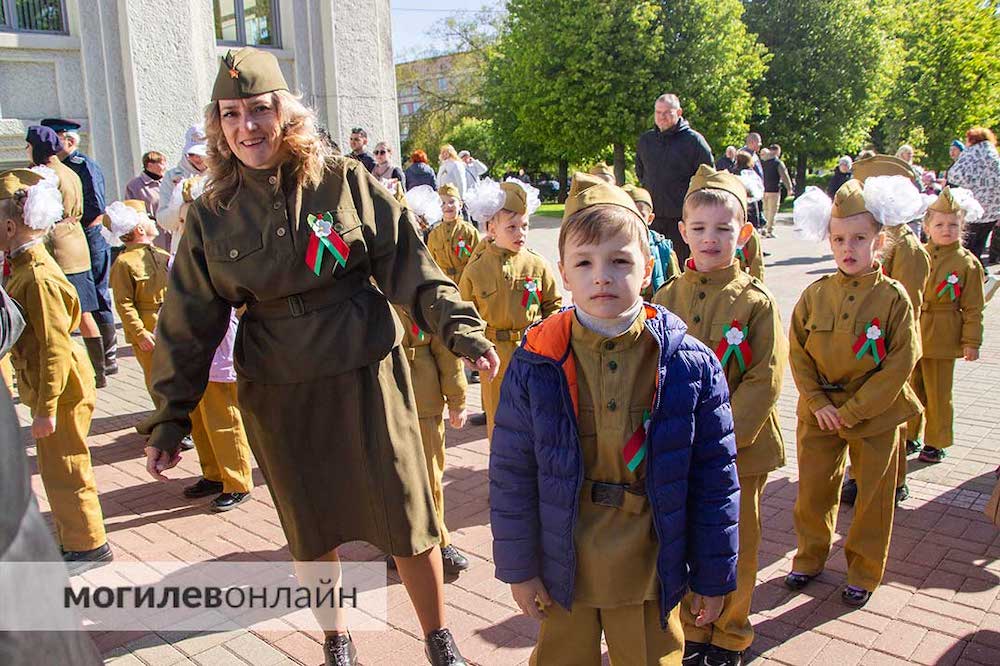 Парад детсадовцев в военной форме в Могилеве. 9 мая 2024 года. Фото: могилевонлайн.